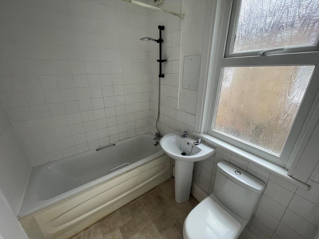 Lot: 110 - PROPERTY ARRANGED AS TWO FLATS - Bathroom with W.C.